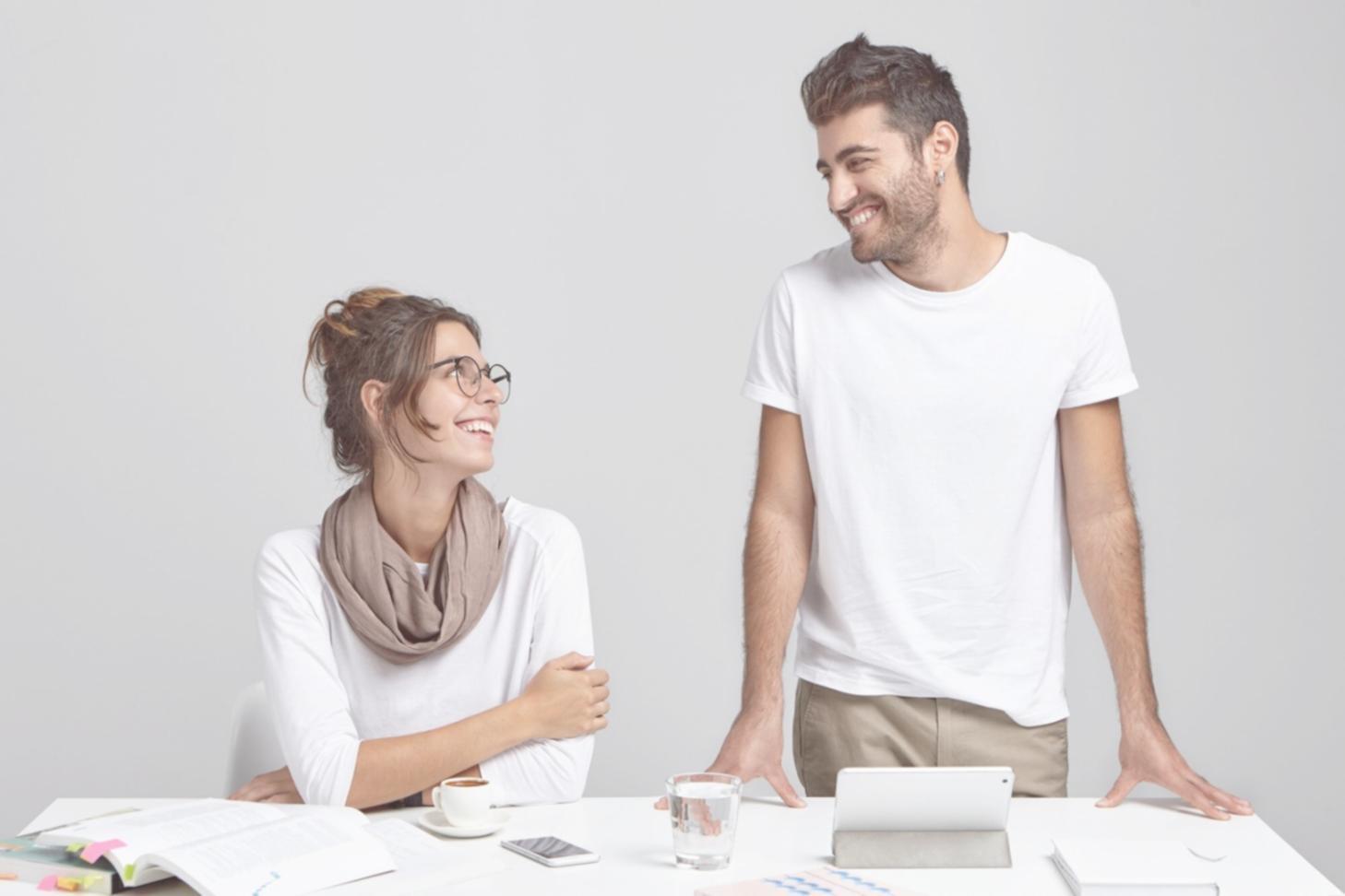 Équipe de travail analysant des documents financiers