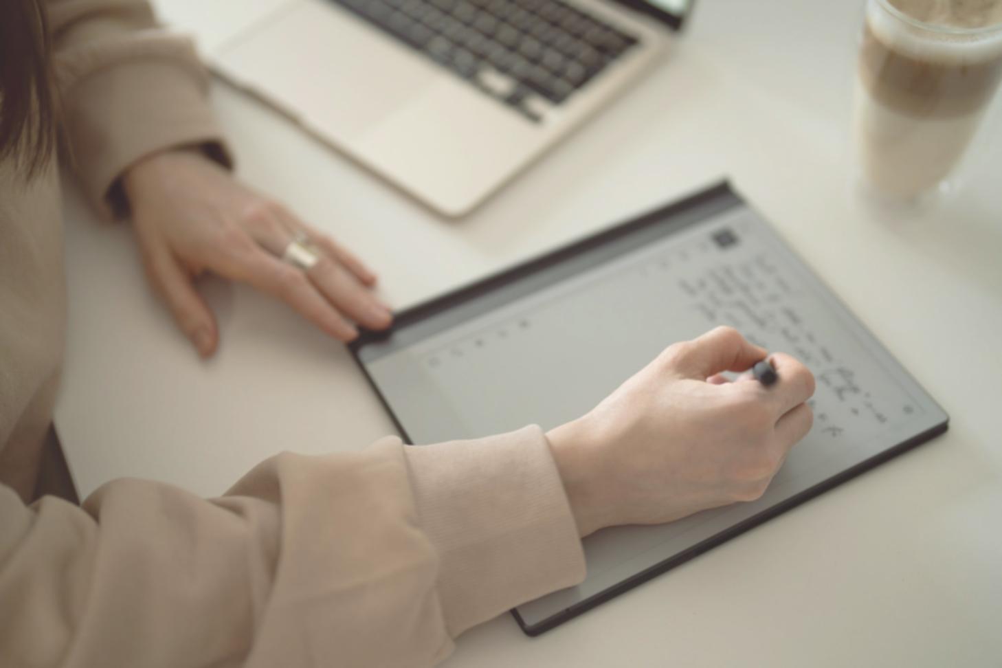 Consultation budgétaire professionnelle dans un bureau moderne