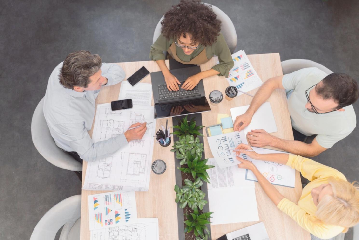Groupe de professionnels discutant de stratégies budgétaires dans un environnement de formation moderne